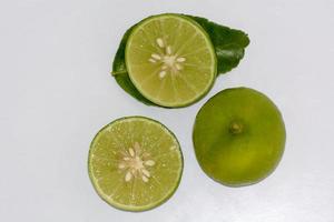la chaux cultivée toute l'année dans les climats tropicaux et sont généralement plus petites et moins acides que les citrons. photo