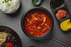 kimchi jikae ou soupe de kimchi prête à manger dans un bol photo