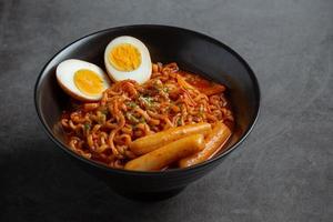 nouilles instantanées coréennes et tteokbokki dans une sauce épicée coréenne, nourriture ancienne photo