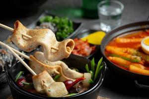 gâteau de poisson coréen et soupe de légumes sur la table photo