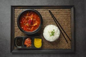 kimchi jikae ou soupe de kimchi prête à manger dans un bol photo