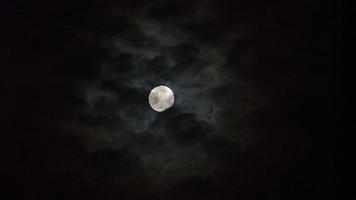 pleine lune dans les nuages photo