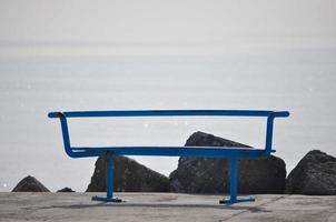 banc en métal au bord de la mer avec espace de copie photo