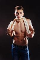 jeune homme avec un torse nu et une corde photo