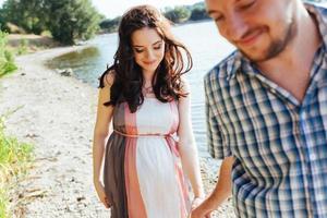 couple d'amoureux sur la plage près de l'eau photo