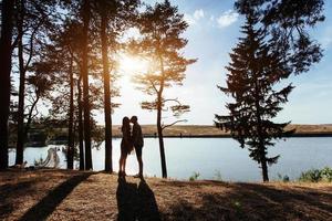 couple romantique sur la plage au coucher du soleil coloré photo