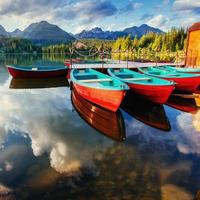 bateau sur le quai entouré de montagnes. fantastique shtrbske pleso photo