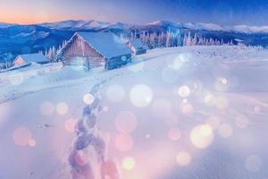 chalet dans les montagnes, arrière-plan avec quelques reflets doux un photo