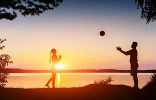 couple sur le vélo au coucher du soleil photo