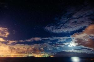 le ciel étoilé au-dessus des montagnes rocheuses. photo