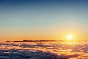 brouillard dans les montagnes d'hiver. coucher de soleil fantastique. monde de la beauté. europe carpates. photo