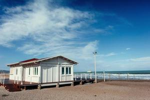 petit chalet blanc au bord de la mer photo