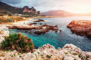 vue printanière de la côte au coucher du soleil ville trapani. sicile photo