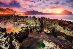 vue printanière de la côte au coucher du soleil ville trapani. sicile photo