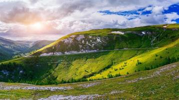 coucher de soleil fantastique dans les montagnes pendant la saison estivale photo