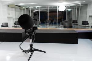 le microphone est placé sur la table de préparation de la conférence de presse. préparation de l'équipe d'organisation photo