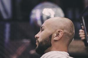 bel homme barbu dans un salon de coiffure photo