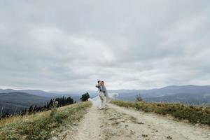 séance photo des mariés à la montagne. photo de mariage de style bohème.