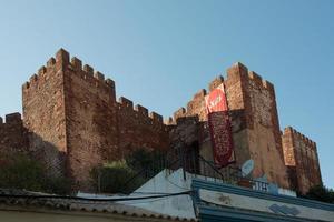 belle vue sur le château de silves, portugal. journée ensoleillée, personne photo