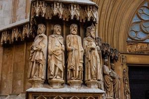 statues de personnes à la cathédrale de tarragone photo