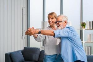 heureux couple de personnes âgées dansant dans le salon, femme âgée et un homme dansant, concepts de famille heureuse photo