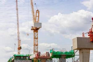 concepts de construction d'infrastructures, construction d'une ligne de train de transport en commun en cours avec grues de construction et infrastructure lourde. photo