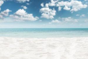 belle plage de sable blanc et flou beau nuage sur ciel bleu en mer photo