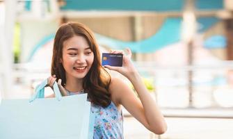 femme commerçante avec carte de crédit photo