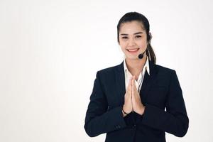 jeune entreprise sourire femme asiatique porter un casque et un geste de salutation pour le soutien. photo