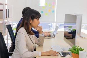 deux hommes d'affaires et femmes d'affaires sont assis avec diligence dans le bureau. photo