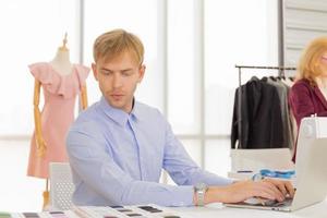 concepteurs de couture masculins professionnels au bureau, avec une variété de légumes colorés. photo