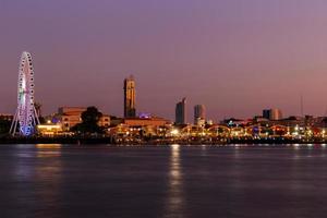 15 février 2020 asiatique bangkok, une autre soirée au bord du fleuve chao phraya photo