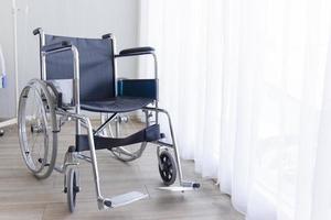 le fauteuil roulant dans la salle de réveil à côté de la fenêtre de l'hôpital photo
