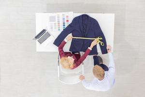 topview concepteurs de travail d'équipe professionnels, jeunes hommes et femmes âgées au bureau avec une variété de tons de tissu et d'équipements pour différents modèles. photo