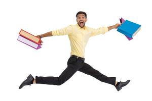 un homme dans une main tenant un sac en papier, faire du shopping, sauter, isolé sur fond blanc. photo