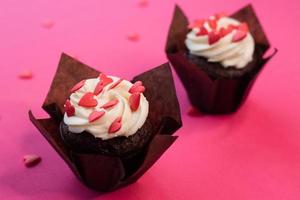 cupcakes de velours rouge pour la saint valentin dans un cadre rose vif photo