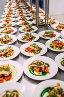 plat de viande aux légumes pour la restauration. beaucoup d'assiettes. photo