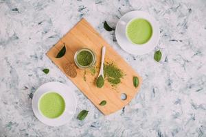 tasse de thé vert matcha latte. photo