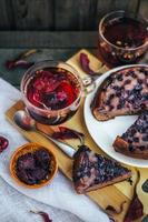 tarte aux myrtilles imparfaite. un agréable goûter fait maison. fond en bois et lin blanc. photo