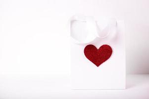 paquet de papier blanc avec coeur rouge photo