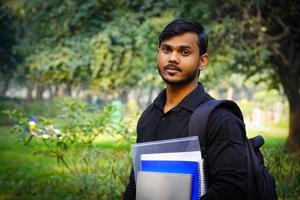 images d'étudiants indiens étudiant avec des livres et un sac photo