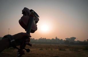 gros plan du violon à la main avec effet de lumière du soleil photo