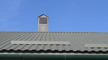 toiture. profilé métallique. remplacement de revêtement pour la maison. réparation de toit