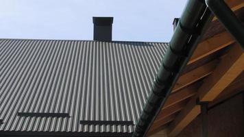 toiture. profilé métallique. remplacement de revêtement pour la maison. réparation de toit