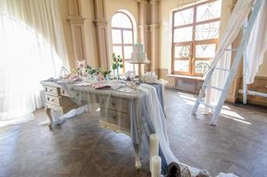 table avec un décor de mariage en quartz. photo