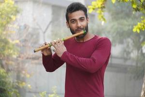 homme jouant de la flûte - instrument de musique indien photo