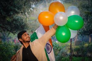 image du jour de la république indienne, 26 janvier. image de la fête de l'indépendance indienne avec des ballons colorés aux couleurs du drapeau indien photo