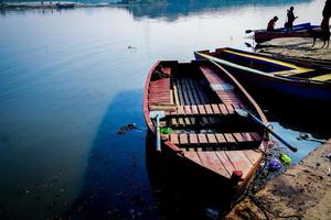 Bateaux au ghat de la rivière Yamuna dans la ville de Delhi en Inde photo