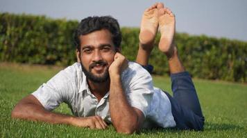 homme dans l'herbe et souriant photo