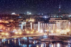 vue nocturne de la rivière vltava et des ponts à prague photo